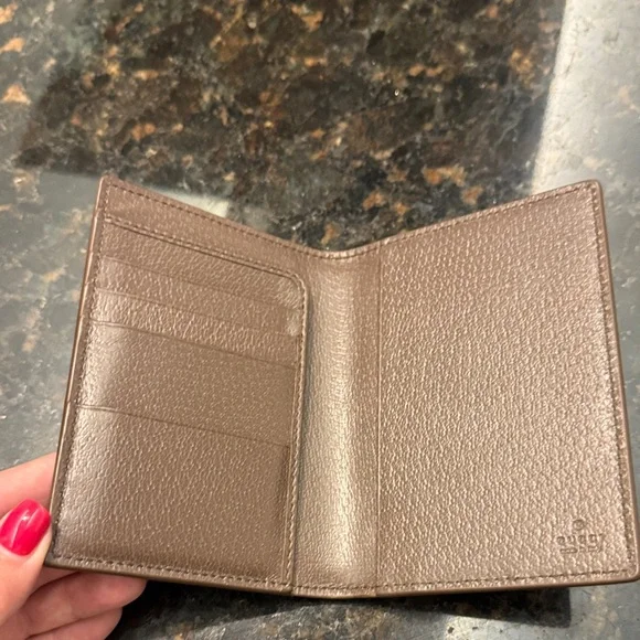 Gucci Tan and Brown GG Pattern Passport Holder - Picture 2 of 7